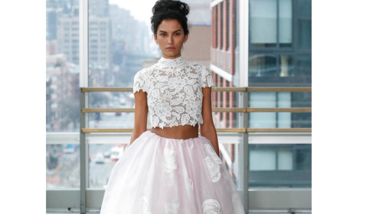 BazaarBR's tweet photo. NOIVAS COM A BARRIGA DE FORA: sim, os tops cropped são hit da Bridal Week. Veja aqui os looks de destaque da semana de moda para noivas, que acontece em Nova York
#bazaarnoiva #casamento #vestido #ny #topcropped #bridalweek
https://t.co/alyZcal8JJ https://t.co/YNG3CosCnc
