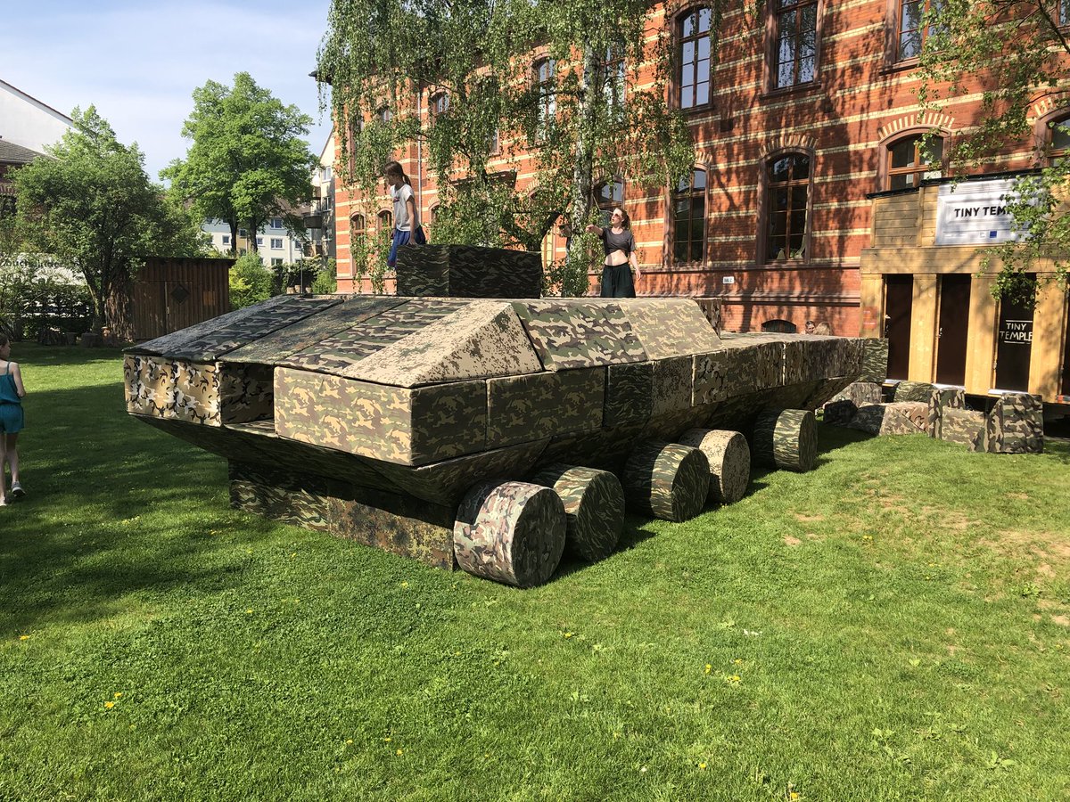 BendlerBlogger's tweet photo. Ich mag ja diesen zerlegbaren Panzer. Der funktioniert wenigstens. #seecamp #see13 https://t.co/nHUPYE7JSI