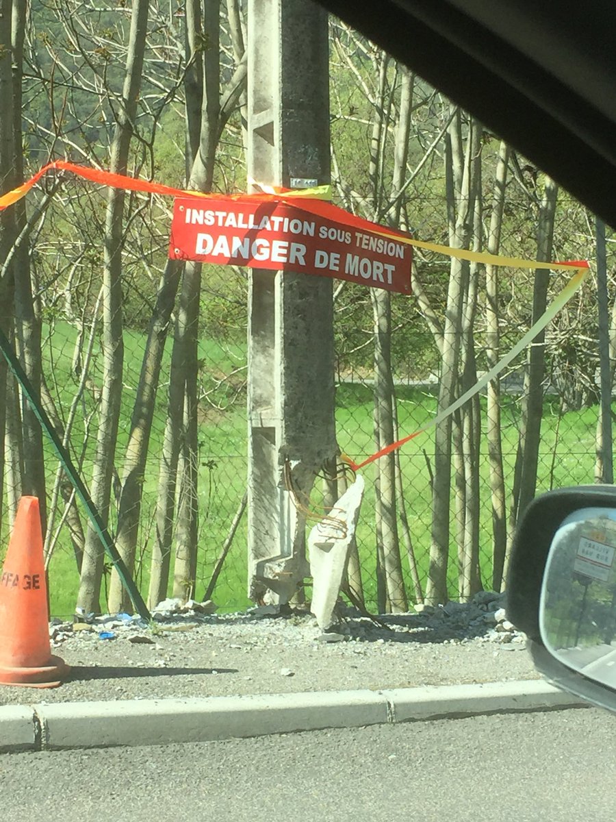 prevel_c's tweet photo. @EDFofficiel à l’entrée de villars sur var 06 / incroyable ! Et ça’ fait des mois que çà dure ... sur la route principale du village. Faut il attendre que çà fasse des morts ? https://t.co/JDs1Vg18kw