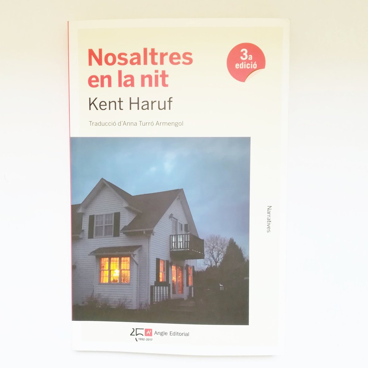 MarFont75's tweet photo. Nosaltres en la nit.
Una obra final meravellosa de Kent Haruf.
#santjordi2018 #iloveread #books #kentharuf #angleeditorial #SantJordi https://t.co/CTMh1ossJN