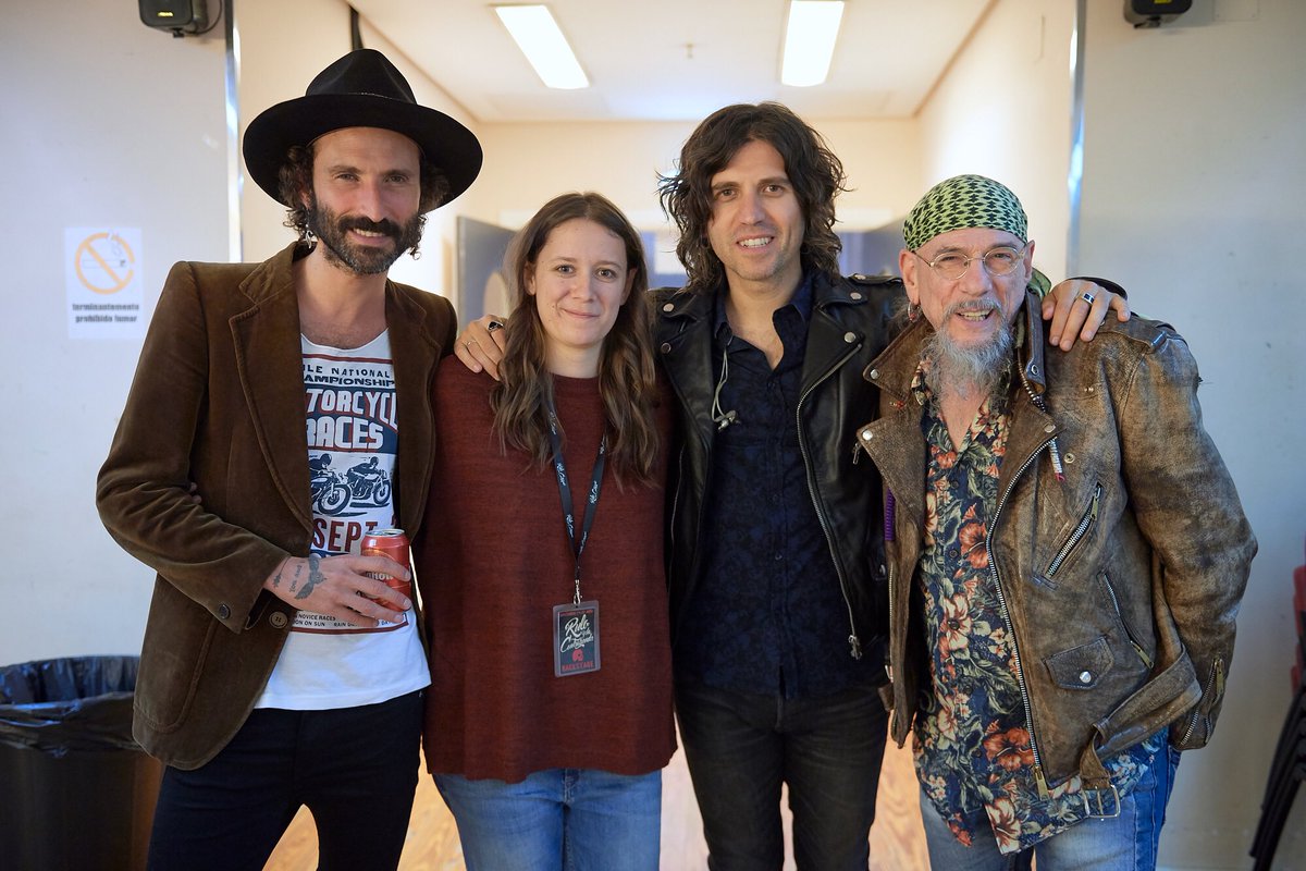 RuloMusica's tweet photo. Lo de anoche, inexplicable. Gracias Cantabria por hacerlo tan bonito. De 10. Y que decir de nuestros 3 invitados de lujo que hicieron justicia a la palabra amistad e hicieron suyas mis canciones. Ojalá nuestro bar no cerrara nunca. Hoy segundo asalto. Más sorpresas a la vista. https://t.co/l73e4wC6BK