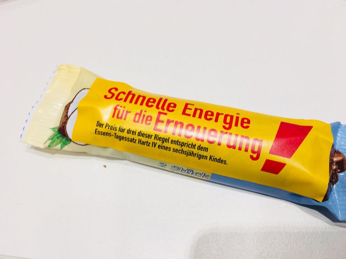 "Der Preis für drei dieser Riegel entspricht dem Essens-Tagessatz #HartzIV eines sechsjährigen Kindes": <a href="/campact/">Campact e.V.</a> verteilt diese Riegel auf dem #spdbpt18. Lassen sich die Delegierten davon beeindrucken?