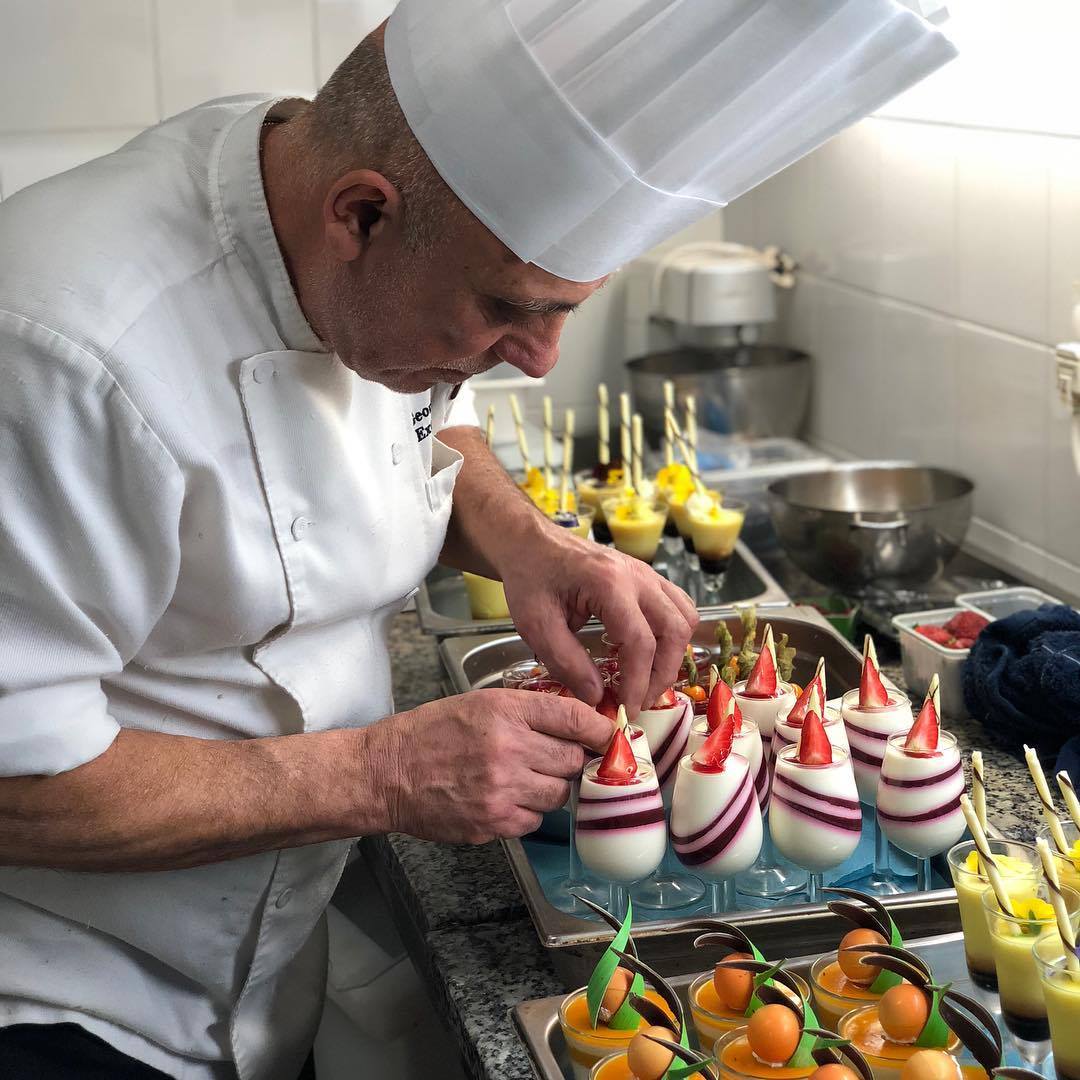 VictoriaHotelMT's tweet photo. Our Executive Chef preparing the final touches for a lovely Sunday Lunch!
#AXperience #AXHotels #SundayLunch https://t.co/kFrMXNworA