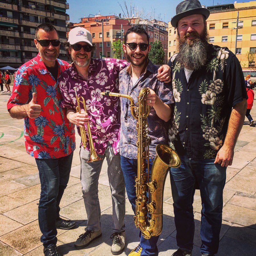 peremirosax's tweet photo. @meeecfestival supporters! Content de retrobar-me amb aquests cracks i donar un cop de mà a la @EMMCACentreArts que fa una feina increïble.
#meeecfestival #meeec #meeec2018 #emmca #brassband #marchingband #neworleans #secondline #lhospitalet https://t.co/o2JCyvFkp4