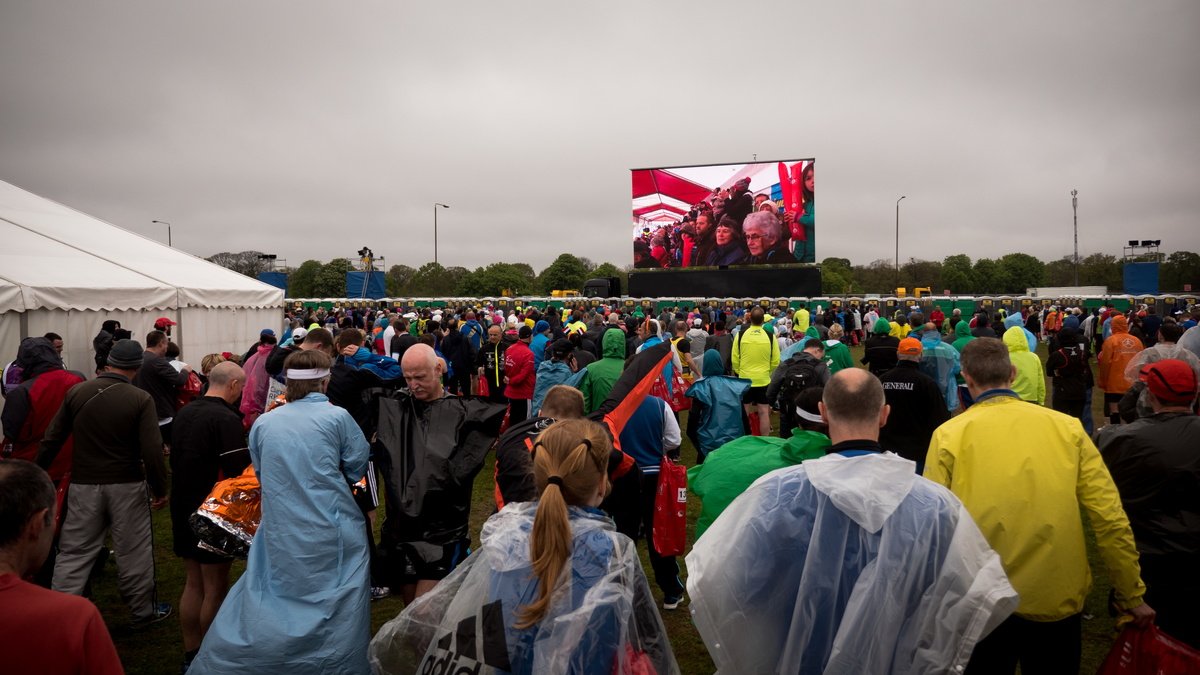ADI_LED's tweet image. Good luck to those taking part in @LondonMarathon today! It's seeming a lot warmer today than in this shot from the 2015 London Marathon. If you see one of our screens around today why not send in a picture? #LondonMarathon #screenhire #eventscreens