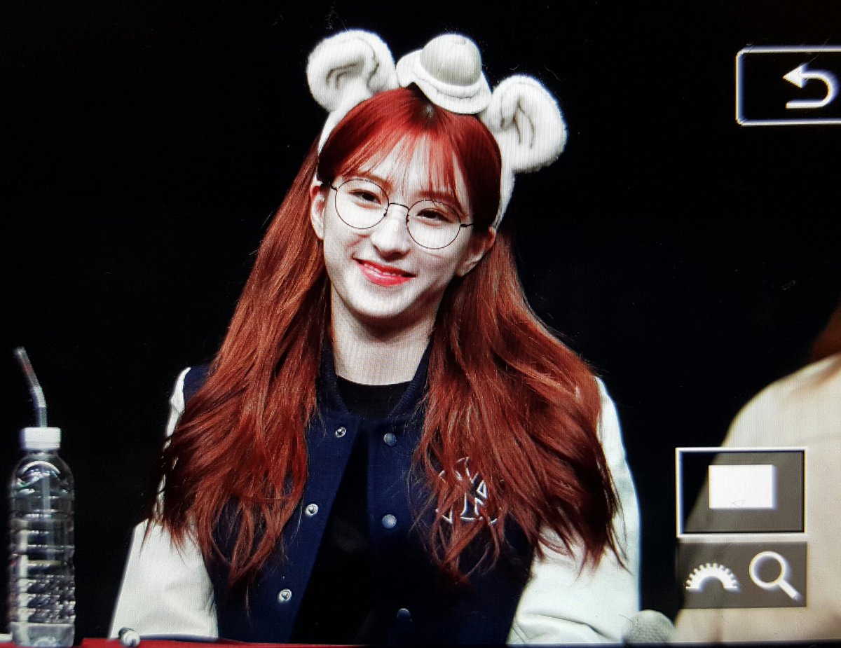 Comet_527's tweet photo. 180422 팬사인회 #우주소녀 #은서 #손주연 #WJSN #EUNSEO 
😘😙😚😘😙 https://t.co/cSzCoWLfSz