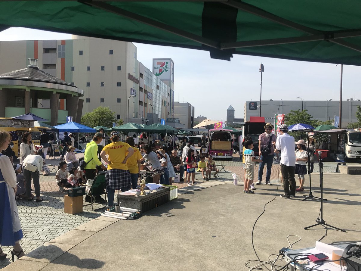 飯塚彩 アースデイ 南大沢中郷公園 フリーライブでした ステージから見えるフリマと 歌ったステージは こんな感じ 聴いてくれた方 出演のみなさん ありがとうございました アースデイ