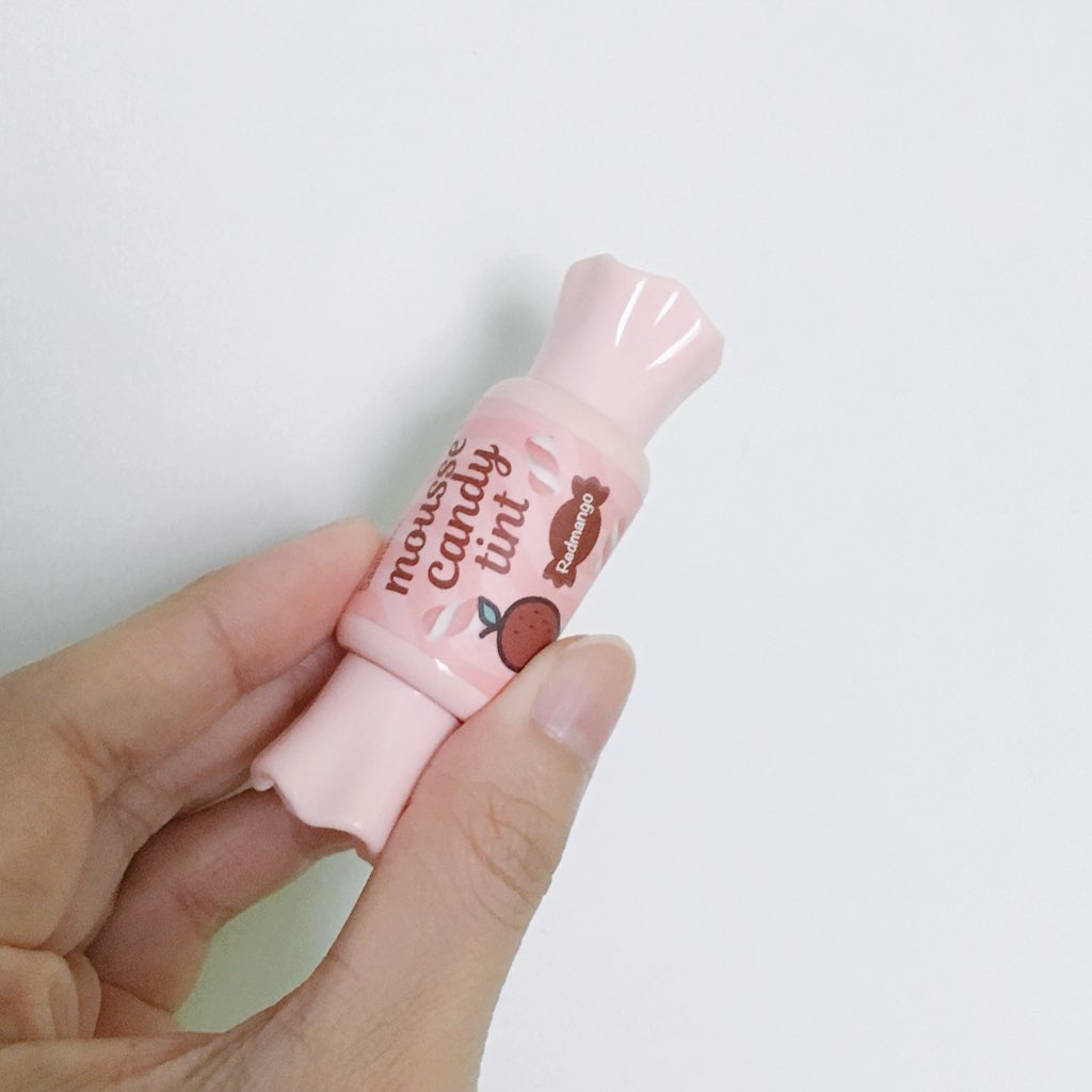 looookmai's tweet photo. ถ้าพูดถึงลิปที่เหมาะกับช่วง Summer แบบนี้ ไม้นึกถึงตัว Mousse Candy Tint ของ The Saem นะ ซึ่งสีที่ไม้ชอบมากๆคือเบอร์ 01 Redmango จะเป็นโทนแดงติ่งส้ม ไม้ชอบทาแบบแต้มด้านในปากแล้วเบลนให้ทั่วๆ มันจะให้สีที่เบาลง ดูสดใส เนื้อลิปก็นุ่มสบายปาก กลิ่นหอมแนวผลไม้หน้าร้อน ค่อนข้างติดทนค่ะ https://t.co/96PW2mT5zk