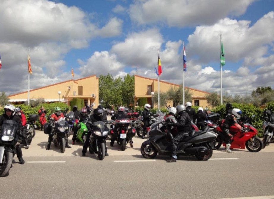 Ja aparcant les "burres" a la porta de l'accelerador de partícules per a la visita d'avui.
Moltíssimes gràcies a <a href="/CERNsedr/">CERNsedr</a> 
i a <a href="/aj_lArbog/">Ajuntament de L'Arbog</a>