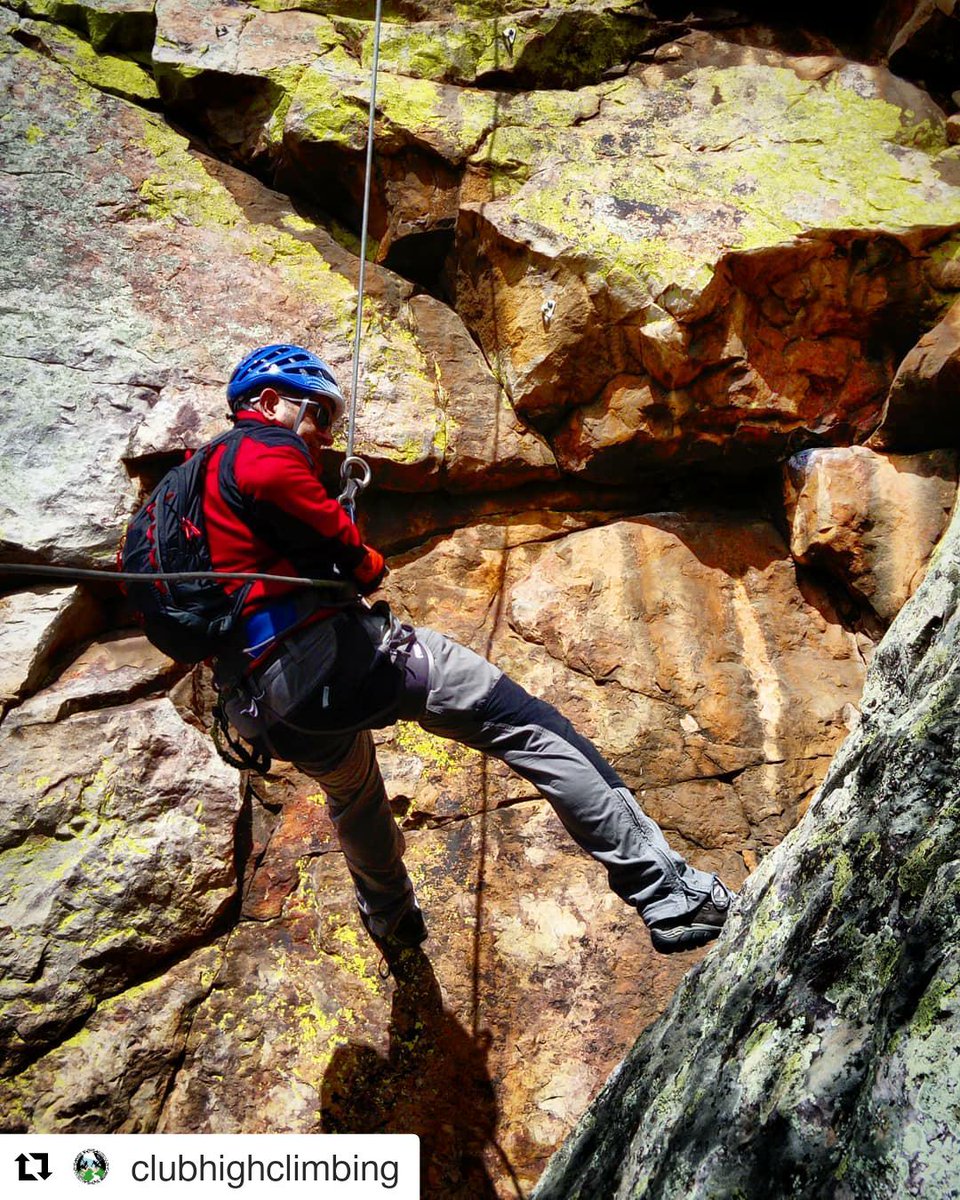 Las rutas de aventuras o también conocidas como vías ferratas son senderos donde a lo largo de su recorrido ireis encontrando actividades de aventura. Una de ellas es el #rappel que nos permite descender por una pared vertical con una cuerda tal y como lo está haciendo @jmasa66