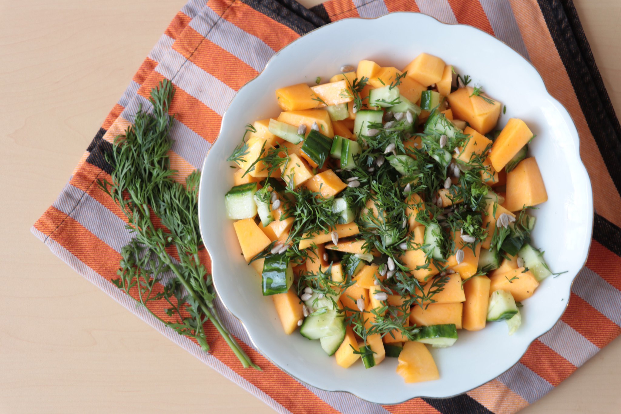 Linda Achtert Was Mitbringen Wenn Man Zum Grillen Oder Auf Einer Party Eingeladen Ist Wie Ware Es Mal Mit Etwas Abwechslung Papaya Gurken Salat Eightkitchen Neurodermitis Sommer Spring Koriander Sonnenblumenkerne
