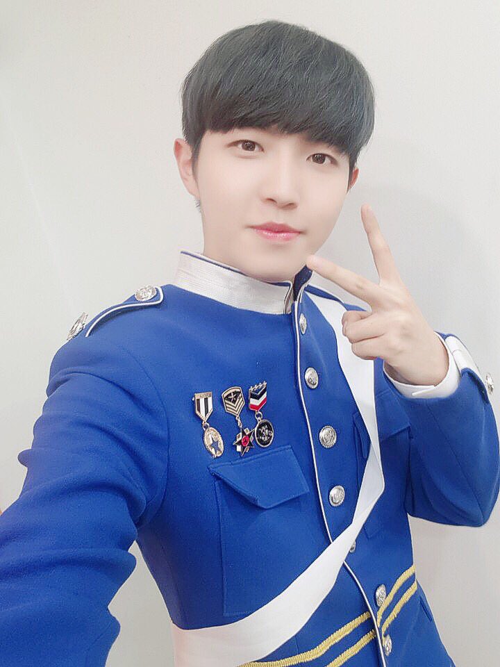 WannaOne_twt's tweet photo. [#워너원데이] 잔망 터지는 개인기부터 감성 자극하는 목소리로 부른 노래 덕에 많은 분들의 마음을 설레이게 만들었던 근위병은! 워너원의 재환이었습니다( ´˂˃` )  
많이 긴장했지만, 마지막 라운드까지 멋지게 노래한 째니에게 많은 하트 보내주세요💙 https://t.co/KsDzS5SvDj