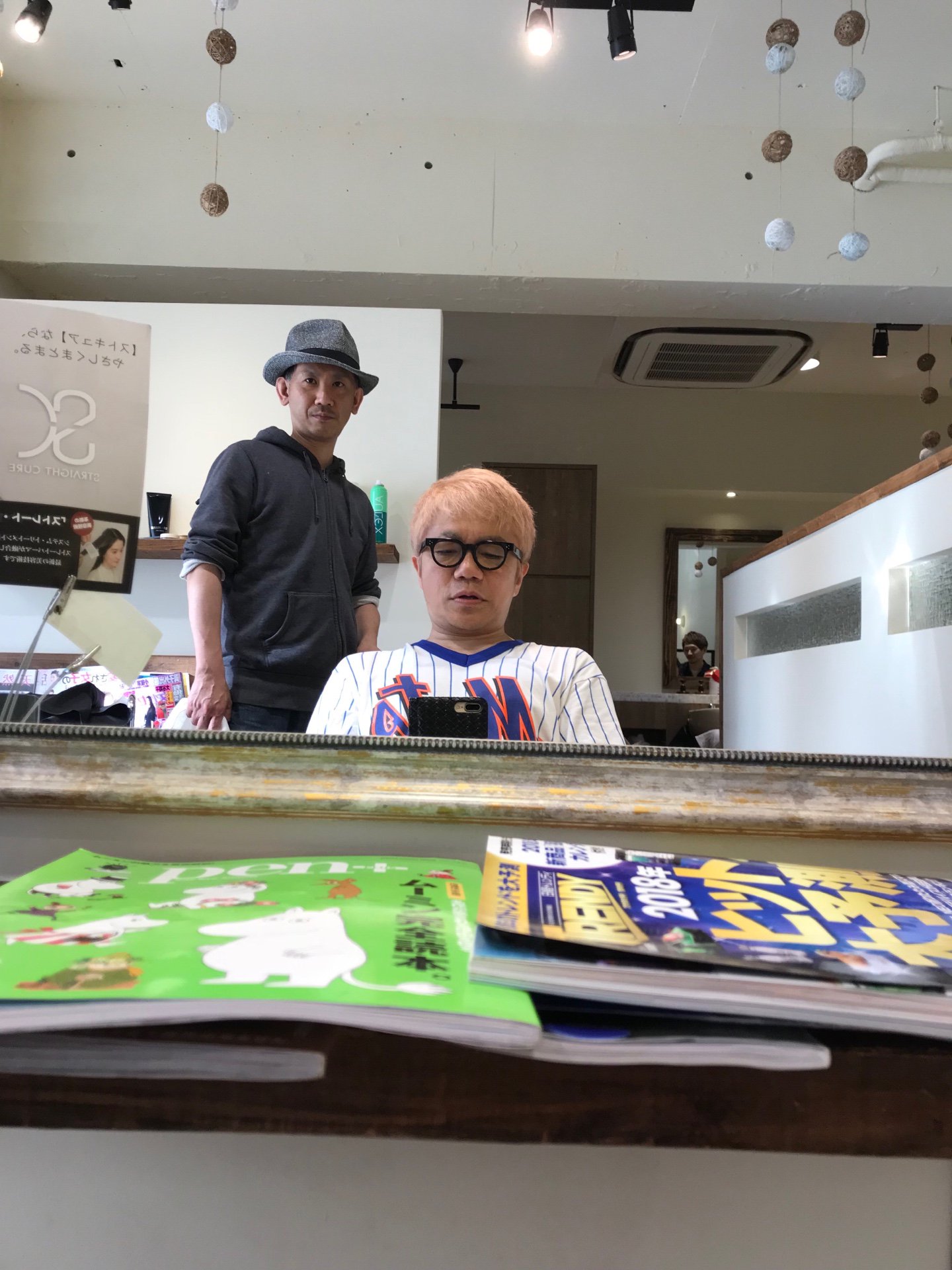 水道橋博士 浅草キッド 昨日 やっと髪の毛染めたら 金髪にする時間がなく 志茂田景樹 化が激しいと言われたのだが 今日 色を入れたら 泰葉 化が激しいかも しかし ムーミン由来のお店と知らなかったな