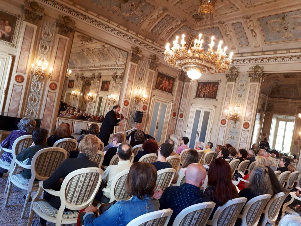 TeatroSociale's tweet photo. Aggiungere una nota cestiale alla nostra domenica? Fatto!✔️
Con #CameraConMusica di oggi si passa a un concerto ispirato alla musica popolare. I prestigiosi nomi di Luca Santaniello e Davide Vendramin ci accompagnano in questo bel viaggio alla scoperta del folclore più puro. https://t.co/BE2tkgGdQ9