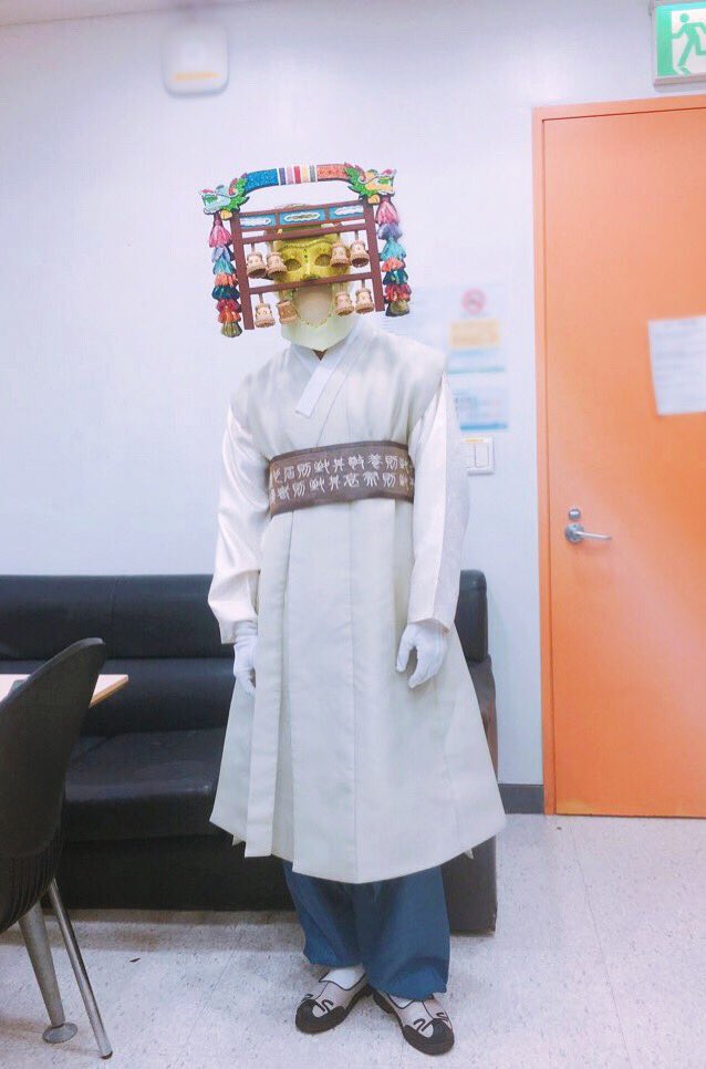 HoWon_official's tweet photo. 아름다운 목소리와 부드러운 춤선, 센스있는 개인기를 선보인 복면가왕 편종선생의 정체는 바로 호야 😆 호야의 노래로 더 더 행복한 주말 보내세요 💘

#호원아_노래해줘서_고마워
#HOYA #HOWON #호야 #호원
#복면가왕 #복면가왕_편종선생 https://t.co/UR2zk4md50