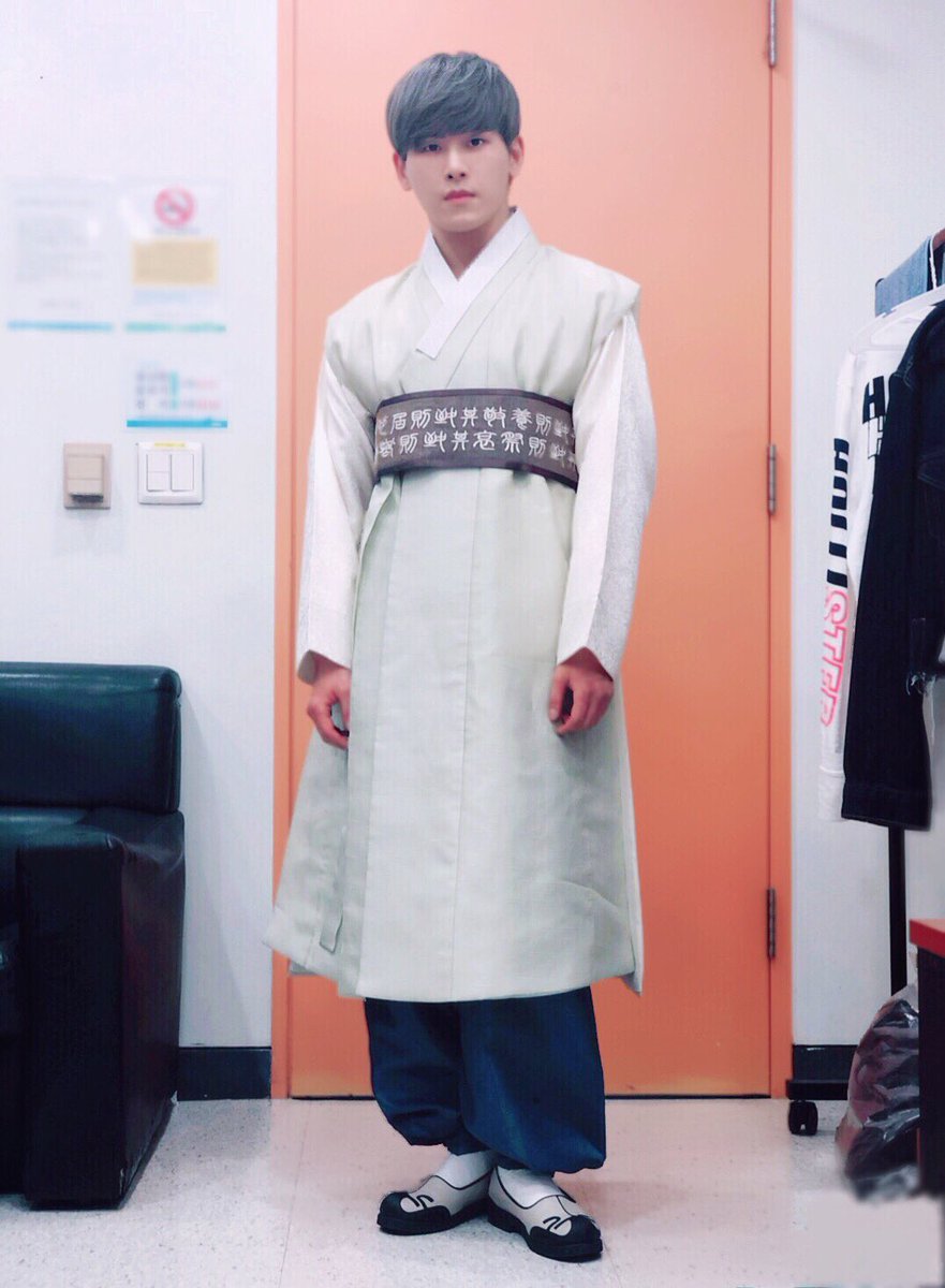 HoWon_official's tweet photo. 아름다운 목소리와 부드러운 춤선, 센스있는 개인기를 선보인 복면가왕 편종선생의 정체는 바로 호야 😆 호야의 노래로 더 더 행복한 주말 보내세요 💘

#호원아_노래해줘서_고마워
#HOYA #HOWON #호야 #호원
#복면가왕 #복면가왕_편종선생 https://t.co/UR2zk4md50