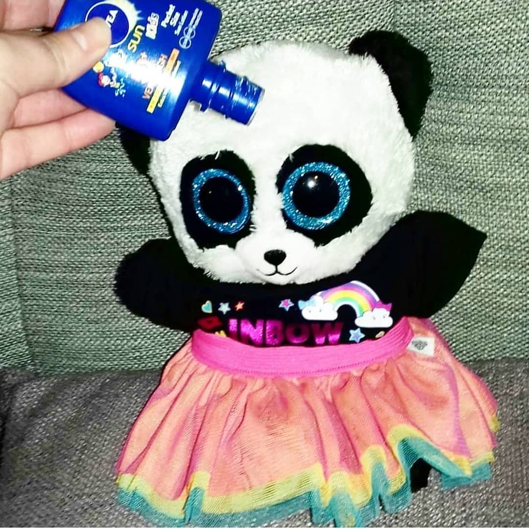 PandaPru's tweet photo. Managed a spot of sunbathing in the gardens of #chirkcastle yesterday.

@xjust_michellex made sure I was well protected mind...no one wants to see a sunburnt panda.

#apandacalledpru #prufect #passthepanda #pru #panda #pandabear #pandaphoto #sunglasses #pandamonium #pandalove https://t.co/GXbY6A1Lsj