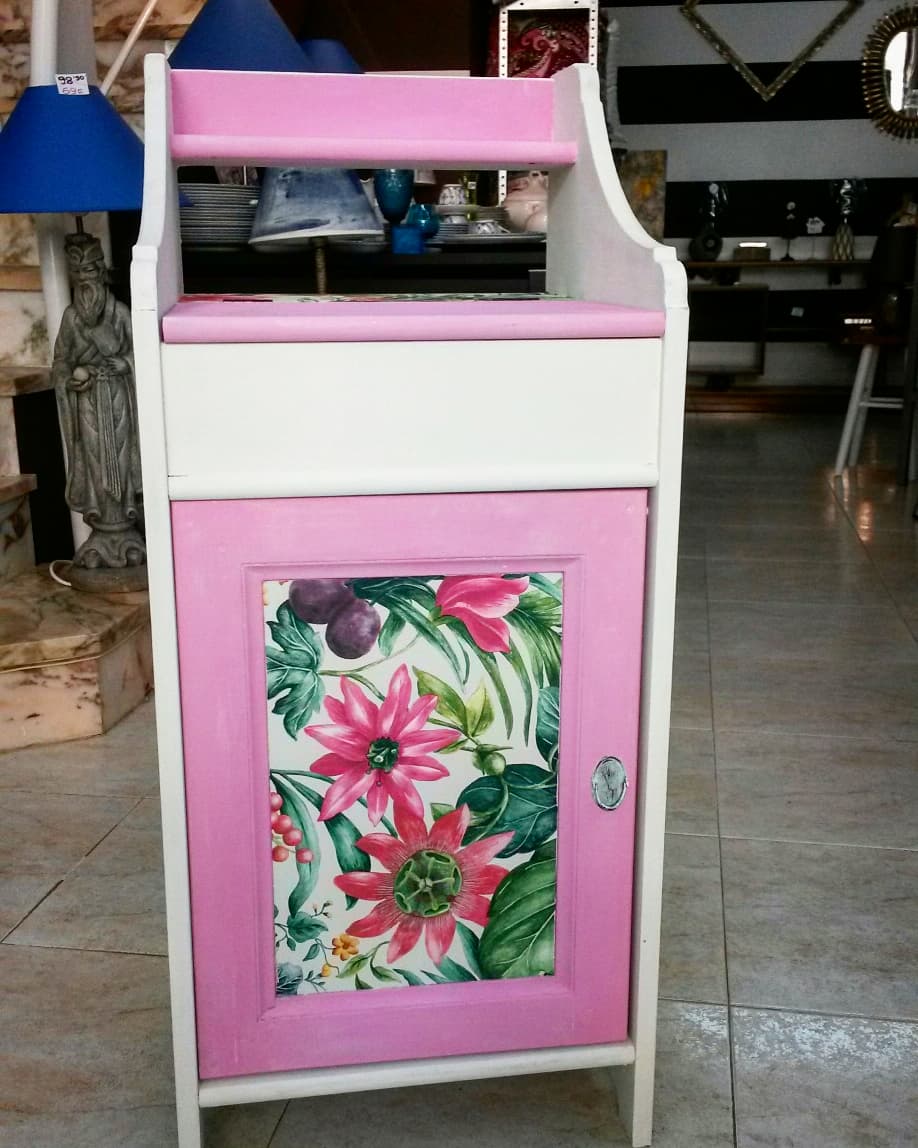 HSHCalafell's tweet photo. La vida puede ser del color que la pintes!! En #homesweethome #calafell te la pintamos de rosa

Mesita con puerta frontal y tapa superior, estantería superior, con un estilo romántico,  hecha para ti por sólo 90€. #preciosespeciales

#hechoamano #hechoparati #homestaging https://t.co/ofGpJHBdT7