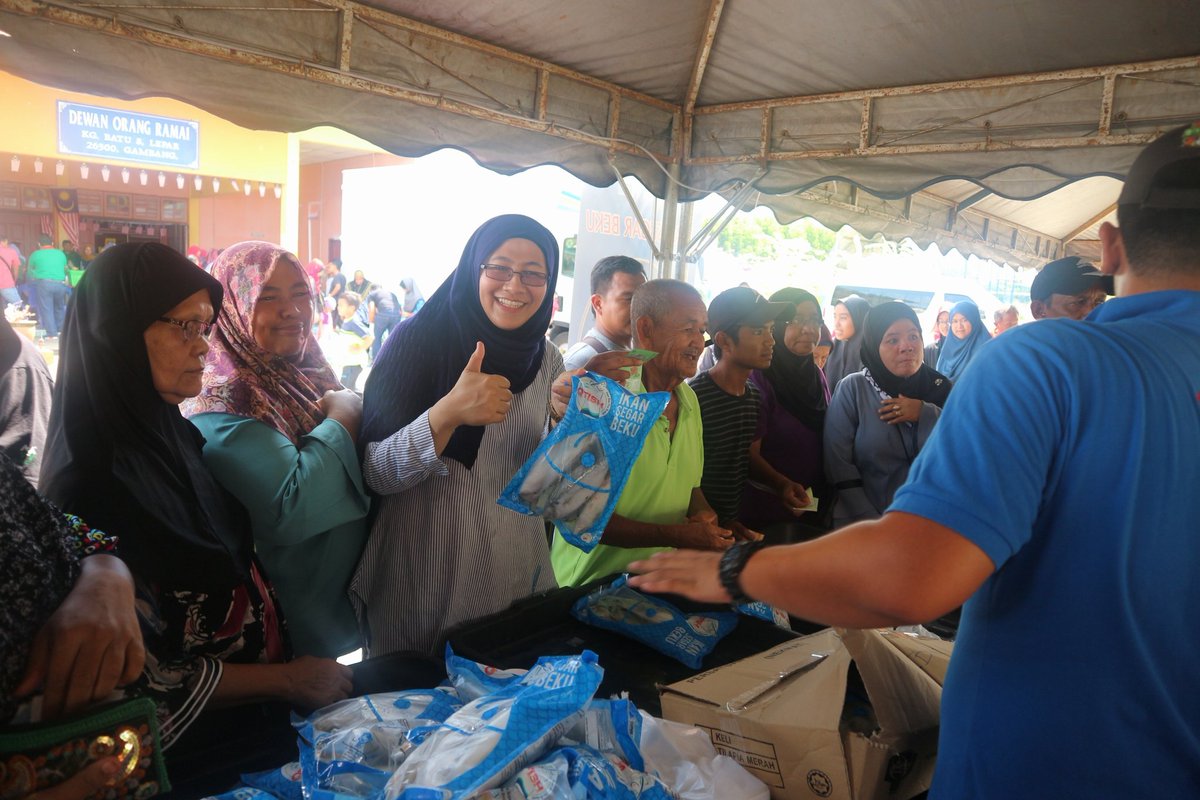LKIM_TOKGAJAH's tweet photo. 22 Apr 2018 : PJSR Parlimen Pekan tlh berlangsung di Dewan Org Ramai Batu 8 Lepar pd pukul 10am hingga 2pm td. Jualan Qfish dan ICT turut mdpt sambutan mgalakkan di sini. Terbaekkk org Lepar!

#PJSR2018
#LKIMDiHati
#pahangsoawesome https://t.co/6HimrQynP9