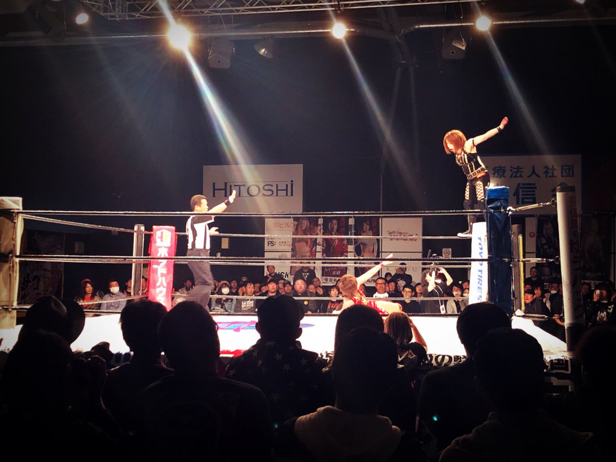 SoloDarling's tweet photo. Really digging the hot leg moves @dashchisako is laying in @senjo2006 in Sapporo tonight! #HotMoves #LegKweens #StretchMuffler #SharpStinger 😍🐝😈💪💪💪 https://t.co/gCNfhTTVJb