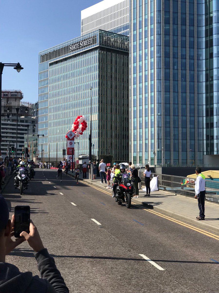 wayne5captain's tweet photo. Women at 19 miles
#LondonMarathon  #SpiritofLondon https://t.co/r0QrISQirT