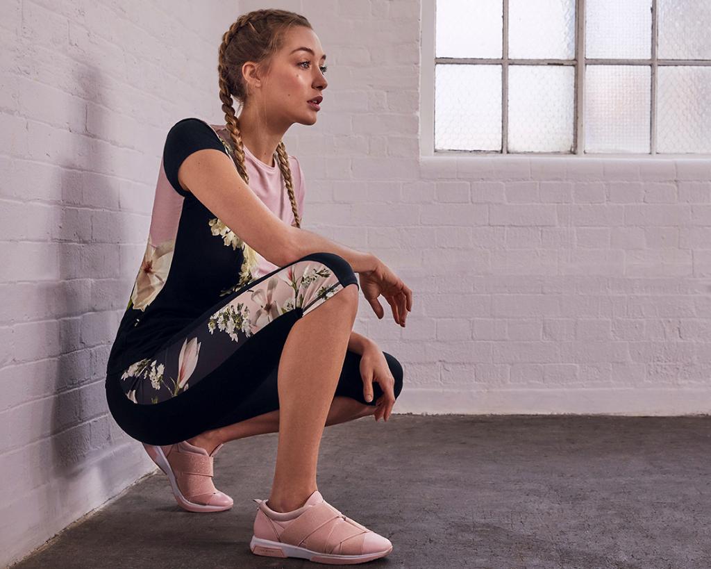 ted_baker's tweet photo. Go the extra mile (or 26.2) in Ted's #FitToaT activewear. Shop the collection: https://t.co/d6CeD4RJHe
#LondonMarathon https://t.co/7gtL73U7fU