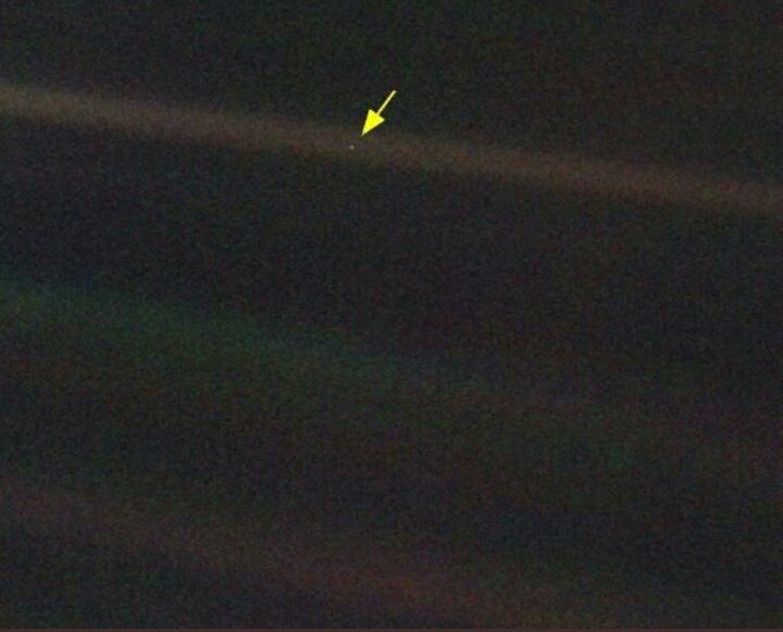 EspaceInfos's tweet photo. Pour le #EarthDay (#JourneeDeLaTerre )on vous propose de découvrir la terre sous différentes échelles
1)photo prise depuis la lune à 381 500km
2)photo prise depuis Mars à 127 millions de km
3)photo prise depuis Saturne à 1,448 milliards de km
4)photo prise à 6,512 milliards de km https://t.co/K2k5HrmfUV