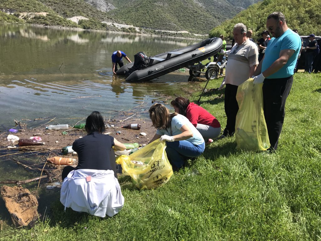 Joint action to clean-up beautiful Lake Kozjak on #WorldEarthDay. Thanks <a href="/MOEPPMKD/">MOEPP</a> for organizing, hope more people will take action to preserve the beauty of #Macedonia!