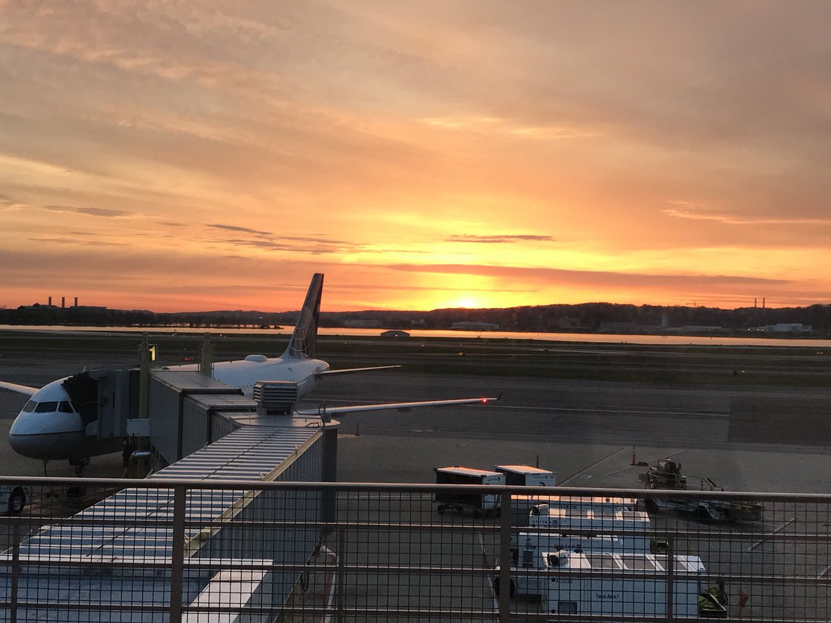 BethTigges's tweet photo. Flying home from @STTI @NLNursing #NERC18 on a beautiful morning.... https://t.co/sdLSK8sfKr