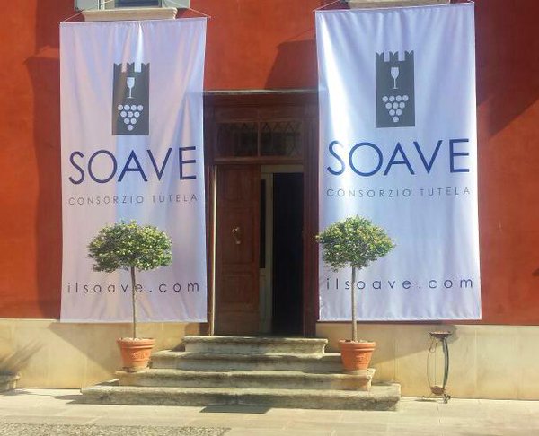 Osvaldo_Villar's tweet photo. @SoaveWine @LewWines @thesisterswine: " #Souave the #traditionnal #wine #Italy #heritage With #theduelofwine and #CHARLIEWINES" https://t.co/HNmLgsAws9