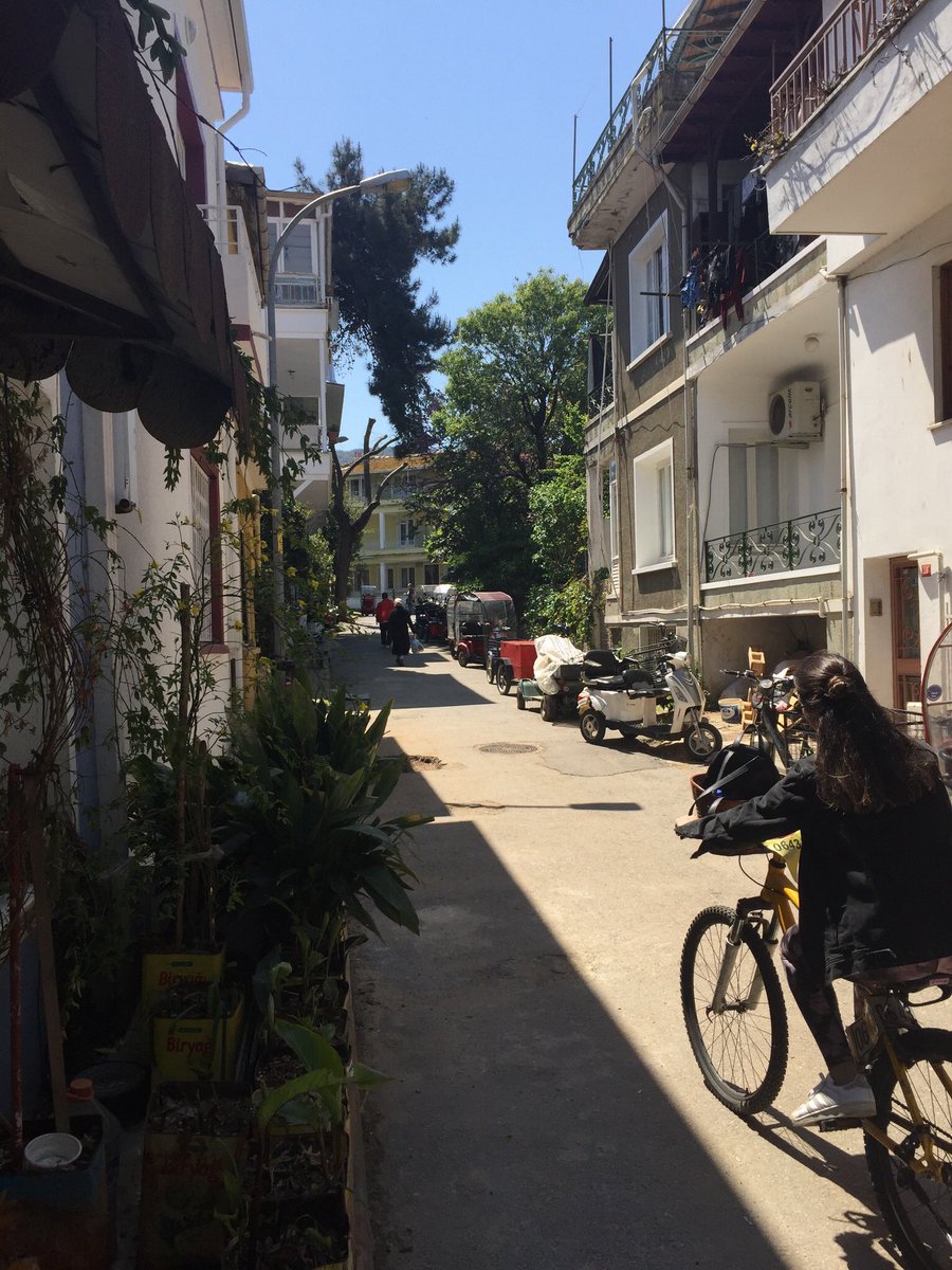 Sina136's tweet photo. Büyükada Sakarya sokağın şu an ki içler acısı hali. Otopark olarak kullanılıyor gibi. Elektrkli araçlar adayı ada olmaktan çıkarıyor. Bir önlem alırsınız belki? @adalarbld https://t.co/ULrEoKaAsu