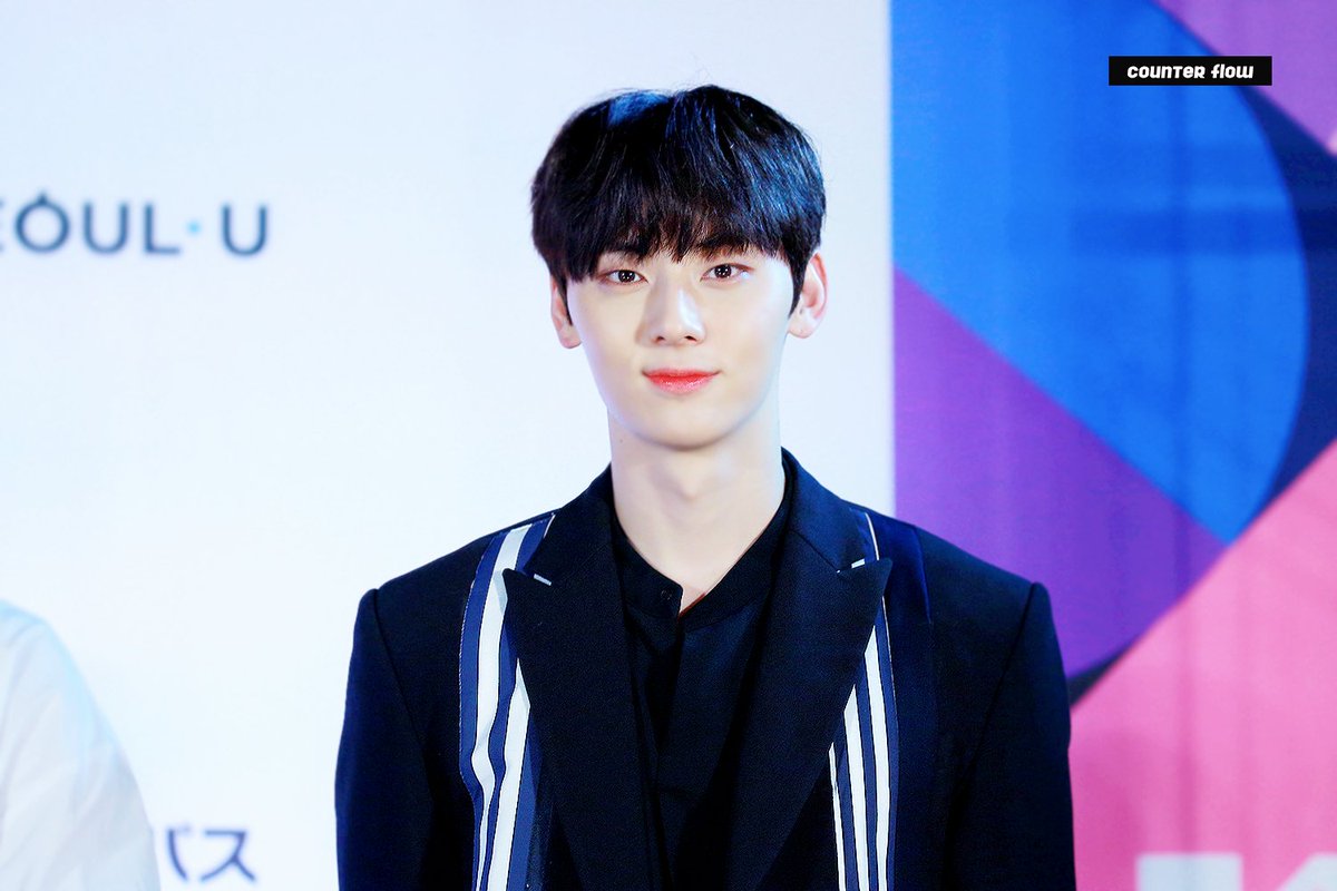counterflow89's tweet photo. 180413 케이콘 레드카펫 민현이는~~~ 잘생겨따~~~ https://t.co/47rsa2uOOA
