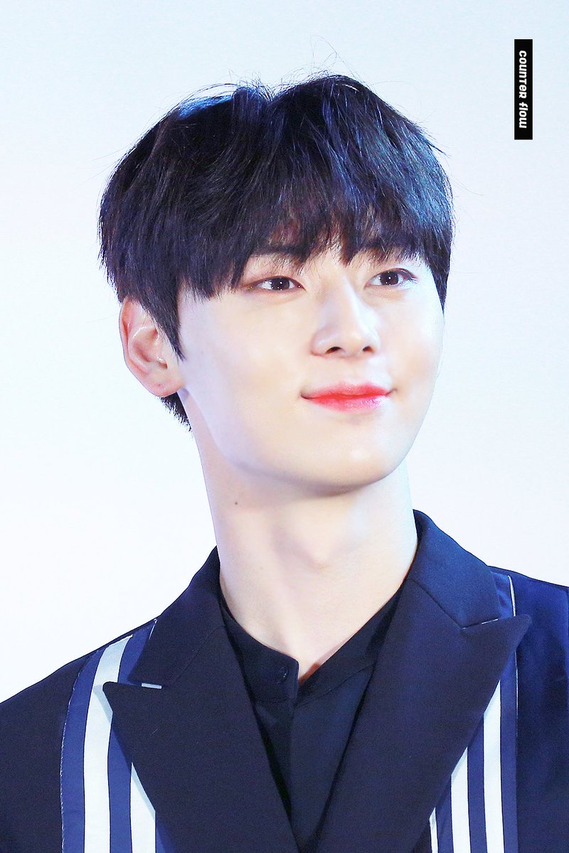 counterflow89's tweet photo. 180413 케이콘 레드카펫 민현이는~~~ 잘생겨따~~~ https://t.co/47rsa2uOOA