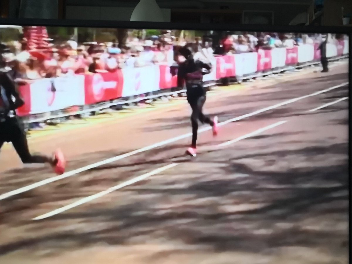 runnersworldITA's tweet photo. #VivianCheruiyot the #queenoftrack vince la
#londonmarathon2018 in 2:18:31 https://t.co/aFr5eJRqwZ