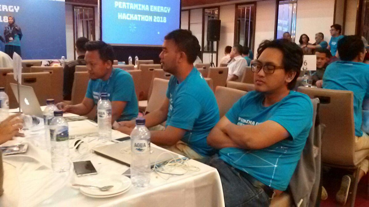 pertamina's tweet photo. "Cukup tegang, karena semua tim punya peluang jadi juara. Semua tim bagus, mengangkat permasalahan dan menawarkan solusi berbeda-beda," kata Surya dari tim Falcon saat menunggu pengumuman pemenang.
#Pertamina #KobarkanKebaikan #PertaminaHackathon2018 https://t.co/VW31WIF0uN