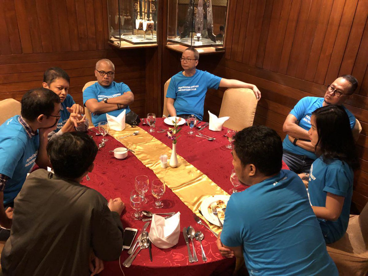 pertamina's tweet photo. Dewan Juri berdiskusi serius memilih pemenang Pertamina Energy Hackathon 2018. Selama 24 jam, 35 tim berhasil menyelesaikan tantangan membuat aplikasi mobile.
#Pertamina #KobarkanKebaikan #PertaminaHackathon2018 https://t.co/vN6wJA6ryF
