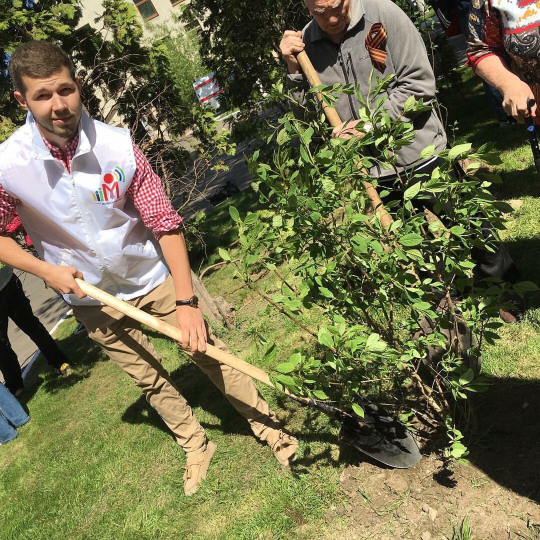 sokorevda's tweet photo. Сына у меня пока нет, зато деревьев я уже насажал за весь дом!)) #активныйгражданин #миллиондеревьев https://t.co/vd3mtgATrQ