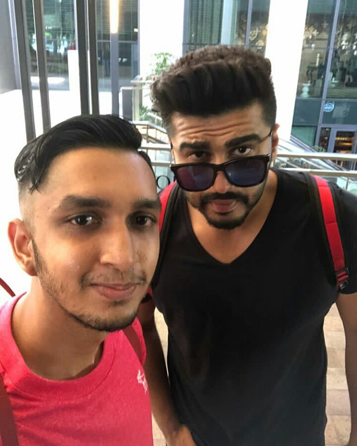 ArjunKapoorCafe's tweet photo. [NEW PICS] @arjunk26 clicked selfies with fans in Singapore!😍❤
#HelloHottie 🔥💃 https://t.co/1hQv1AKw0D