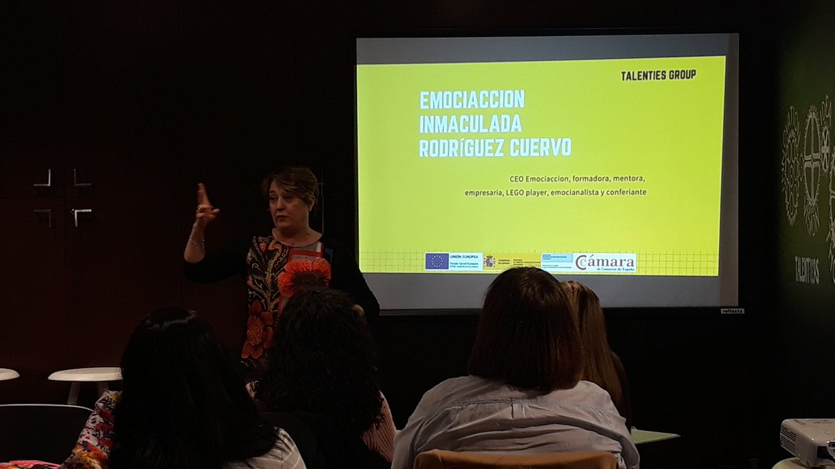 CarmenDeliaDiaz's tweet image. "Si volviera a emprender ¿Qué mejoraría?. Con este sugerente título tuvimos la oportunidad de escuchar a 5 emprendedoras en #ACoruña la semana pasada. @camaracorunafor @Libolis @EPrimerapersona @emociaccion y más en bmcontenidos.blogspot.com.es/2018/04/entre-…