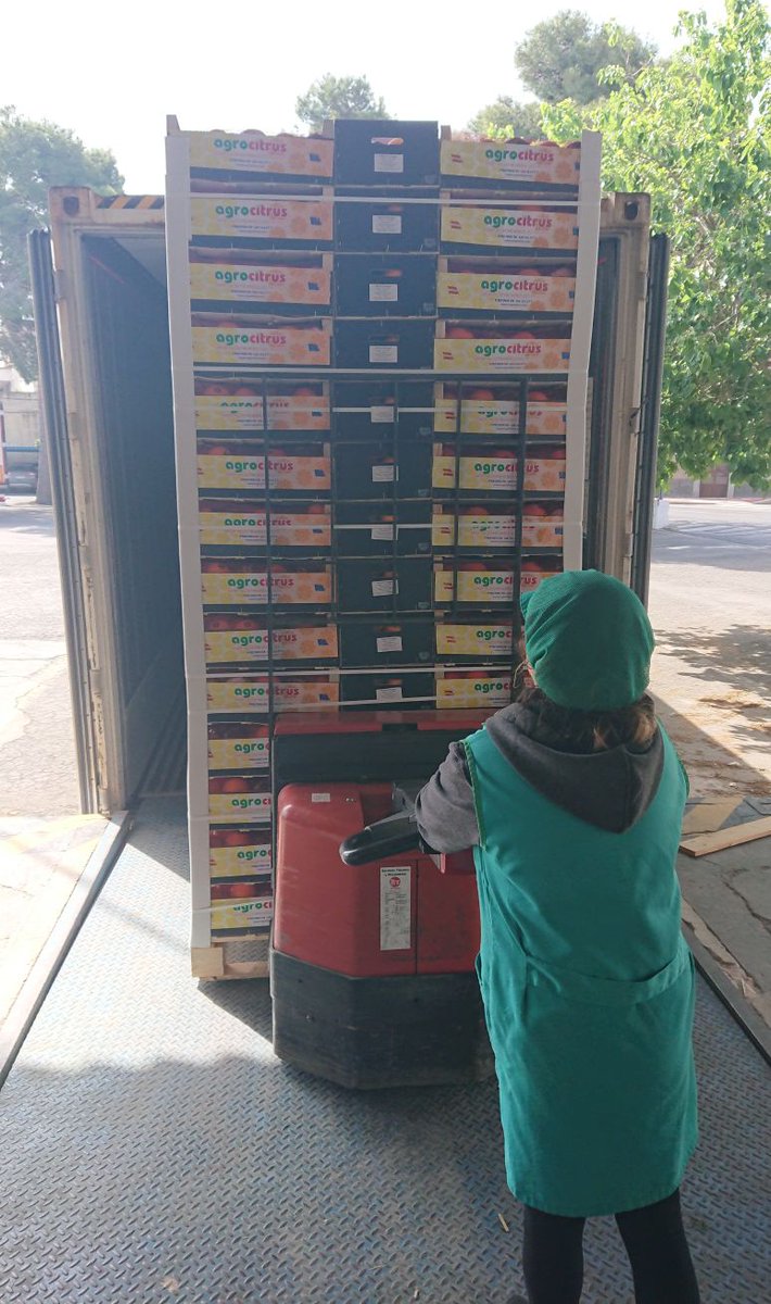 InfoAgrocitrus's tweet photo. Expanding Middle East Market with Navell Powell 10 kg wooden box,  enjoying high brix flavour as well as outstanding quality . https://t.co/Nzc52tgUxU