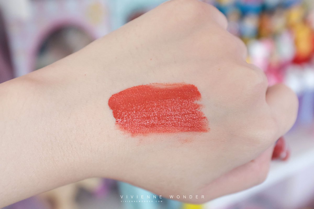 Viviennewonder's tweet photo. นี่ ได้ลองละ Mamonde Creamy Tint Squeeze Lip รุ่นนี้สีสวย จะเป็นแนวออกโทนแดงส้ม สีนี้คือสี Retro Rose สวยมาก ทาเป็นเอฟวี่เดย์ลุคได้ เนื้อจะครีมมี่ๆ สมชื่อ ทนระดับกลาง แต่ทาแล้วเนื้อแนบปากดี กลิ่นหอมกุหลาบอ่อนๆ เวลาใช้บีบตรงกลางแท่งได้เลย น้องพรีมาให้ 260 บาทประมาณนี้ต่ะ https://t.co/KuDd5Ohck9