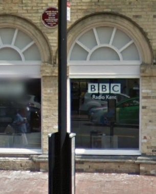 Carolyn_McCrae's tweet photo. Looking forward to trip to @BBCRADIOKENT in Tunbridge Wells (where it will be @BBCDevon for a short time Monday morning) as I talk to #DavidFitzGerald @N60BRA (fellow cat-person, pub-person, crossword doer?) sometime around 11.30 . #HostageToFortune in oh so many ways! https://t.co/EJlECYUTG1