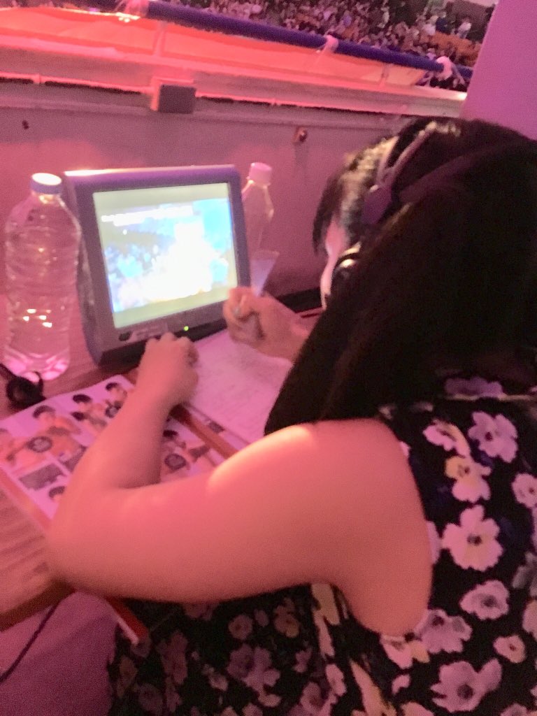 yauyutomomaya's tweet photo. やっぱり解説席は楽しい。試合と試合の間。太い腕で細かくメモ取るのれいたん。すごい筋肉なのにすごい真面目。これからメイン3試合。楽しみ。
#才木玲佳 https://t.co/04ZI2qRVPe
