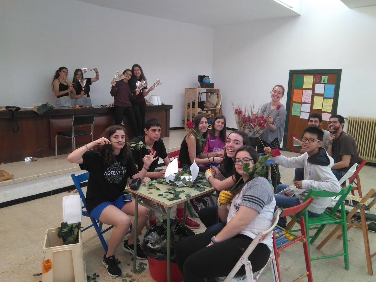 ei_gent's tweet photo. Els joves ho estem deixant tot a punt per demà! #EiGent #SantJordi https://t.co/TOwAZtTkQQ