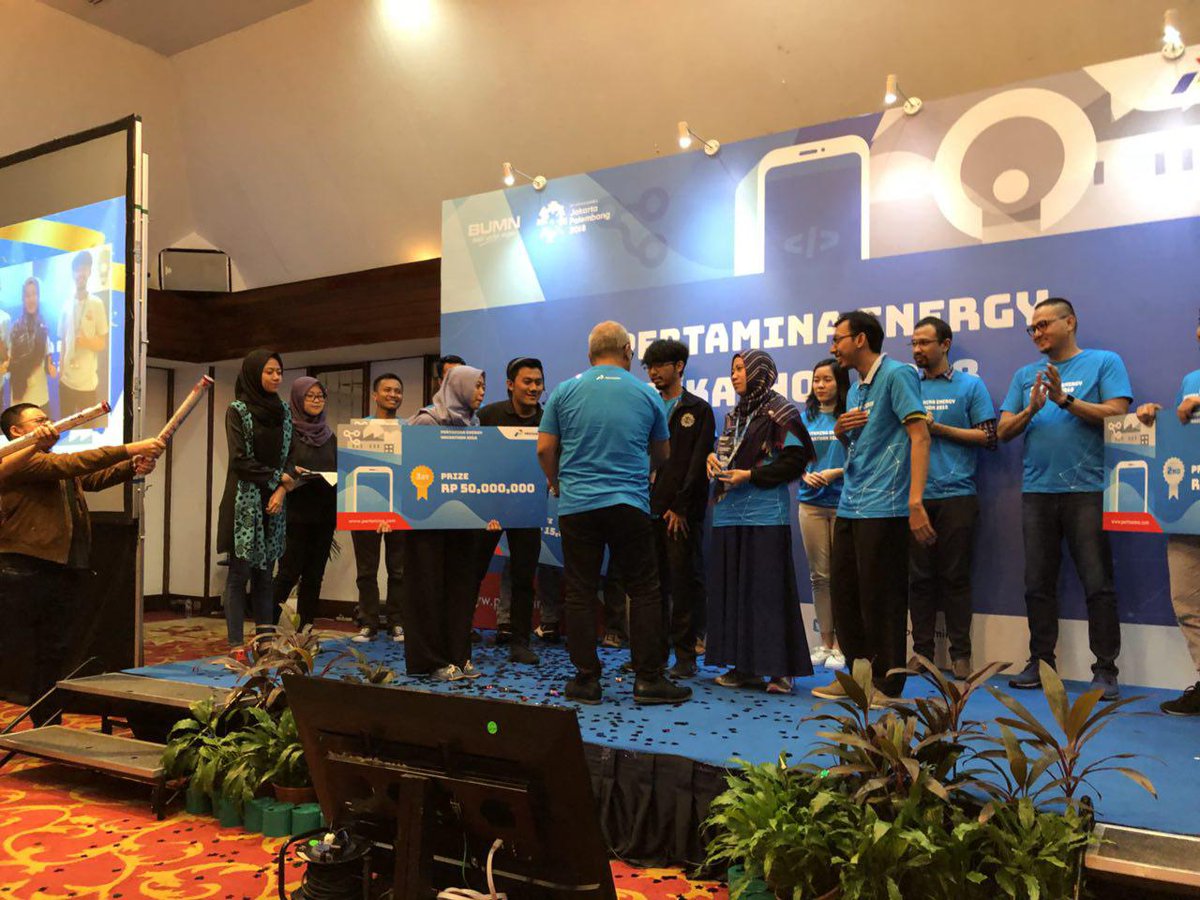 pertamina's tweet photo. Tim Black Panther dengan aplikasi ADS Station dinobatkan menjadi Juara 1 Pertamina Energy Hackathon 2018 dan memboyong hadiah Rp50 juta. Bravo, Tim Black Panther!
#Pertamina #KobarkanKebaikan #PertaminaHackathon2018 https://t.co/fE7Q9jglzh