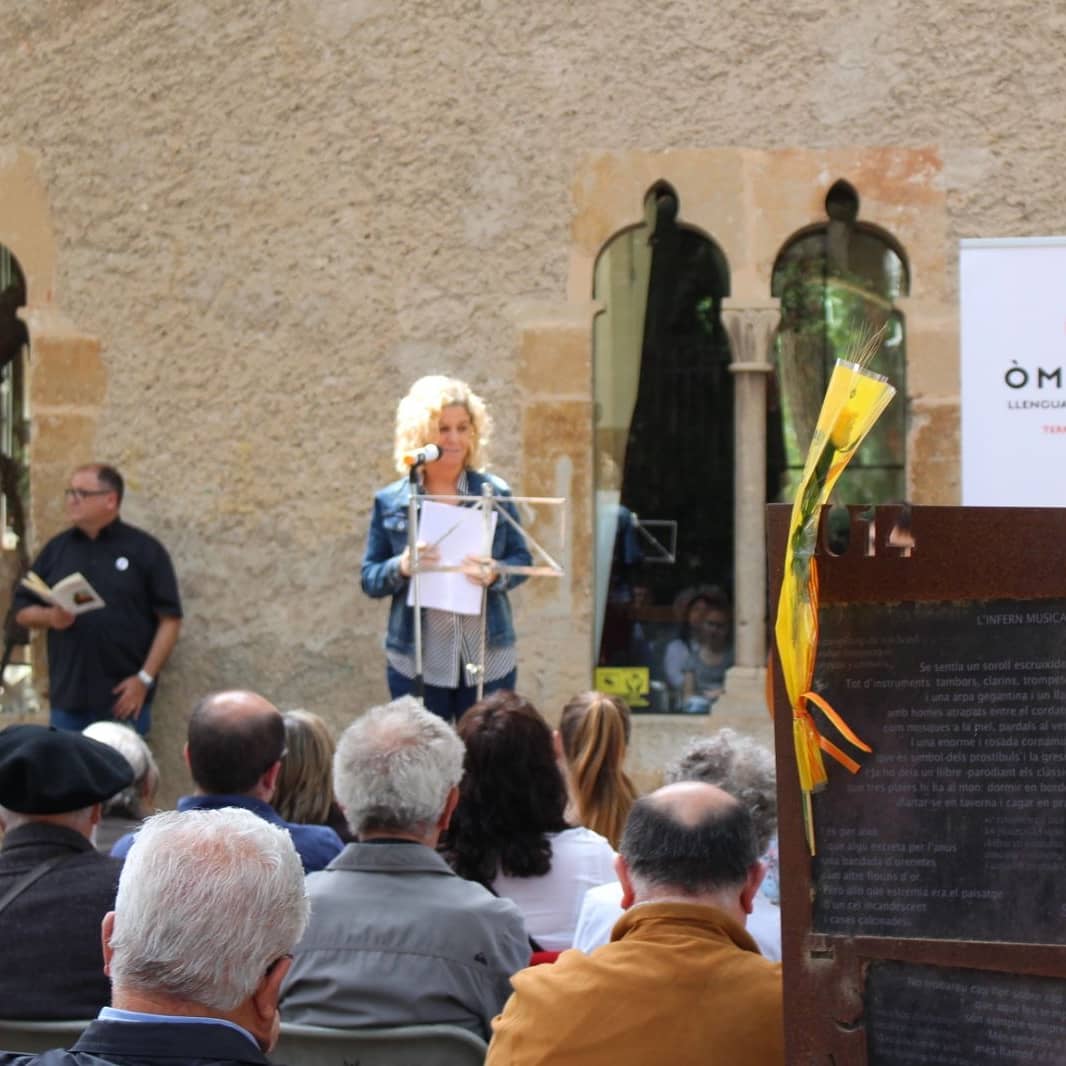 meritxellroige's tweet photo. I seguim amb la revetlla de #SantJordi2018 al Parc de #Tortosa recitant a l'estimat poeta tortosí Gerard Vergés en el IV aniversari de la seva mort @PuigGordi @OmniumEbre https://t.co/hLhN5ffyjN