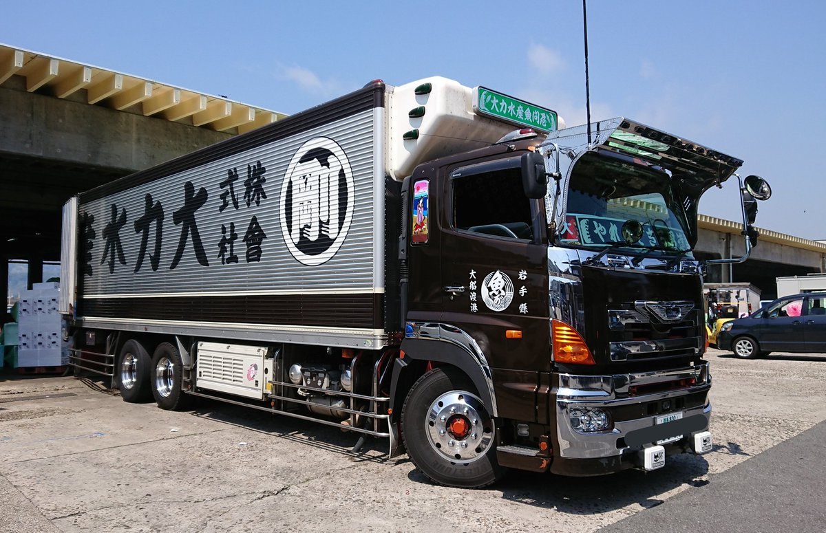 リュウ 今日は先週に続いて勝浦港へ 先週 撮影出来なかった大力水産さんを撮る事ができました 積込中の所 快く撮影 掲載許可を戴きまして有難う御座いましたm M