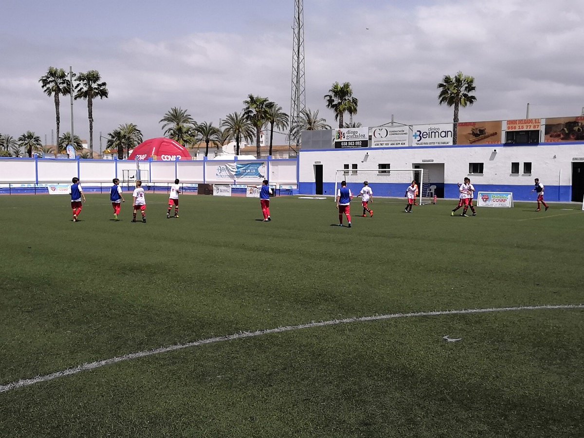 CopaCOVAP's tweet photo. Mientras, @ChiclanaInd81 contra #CDLASALLE y #ADMARIANISTAS contra #UDCASTELLAR se disputarán el pase a la final de fútbol en la #6CopaCOVAP en #Guadalcacín ⚽⚽⚽ https://t.co/2n4955NVhR