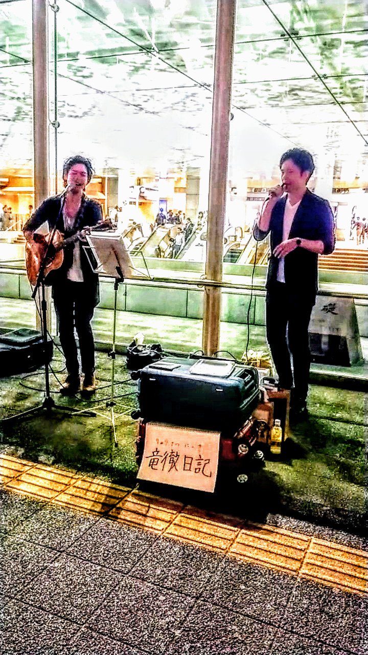 Hiro ヒロ 426 竜徹日記 ストリートライブ 以前からツイキャスで知っていたが 初めて生で聴く二人の歌声は 優しく綺麗なハーモニーと力強さもある とても素敵な歌声だった 18年4月22日 川崎駅前 竜徹日記 木村竜蔵 木村