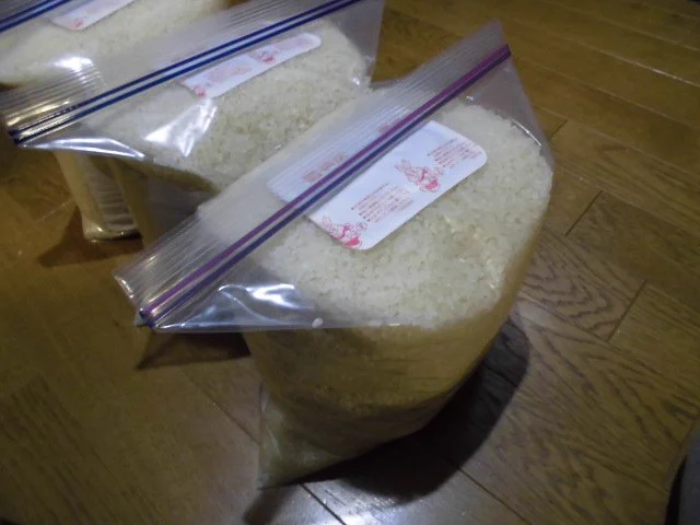 これは便利！！カイロを使って今すぐできるお米の密閉防虫！！